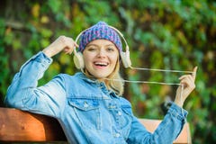 En ligne apprenant musique en ligne de écoute en parc livre audio en ligne Style et musique Détendez en parc Fille de hippie avec image libre de droits En ligne apprenant musique en ligne de écoute en parc livre audio en ligne Style et musique Détendez en parc Fille de hippie avec image libre de droits