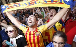 En man firar att Catalonia förklarade självständighet från Spanien En man firar att Catalonia förklarade självständighet från Spanien