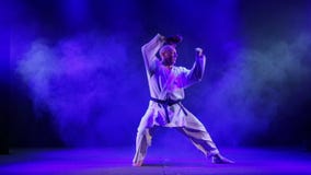 En man i en kimono är förlovad i karate lager videofilmer En man i en kimono är förlovad i karate lager videofilmer