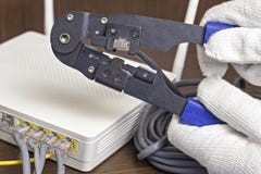 En man pressar en chip på en nätverkskabel, ett modem, internet, en närbildrouter arkivfoton En man pressar en chip på en nätverkskabel, ett modem, internet, en närbildrouter arkivfoton