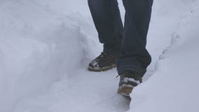 En man promenerar en snöbana Mycket snö, hård frost lager videofilmer En man promenerar en snöbana Mycket snö, hård frost lager videofilmer