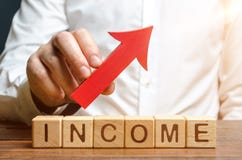 En man rymmer en r?d pil ?ver ordvinsten Utveckling av inst?llningar och optimization av aff?rsprocessar som ska f?rb?ttras arkivbild En man rymmer en r?d pil ?ver ordvinsten Utveckling av inst?llningar och optimization av aff?rsprocessar som ska f?rb?ttras arkivbild