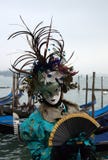 En maskering med den vikande fanen på den Venedig karnevalet royaltyfri fotografi En maskering med den vikande fanen på den Venedig karnevalet royaltyfri fotografi