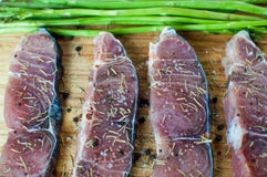 En matlagningförberedelse av rå skivor av fisken med ingredienser arkivfoton En matlagningförberedelse av rå skivor av fisken med ingredienser arkivfoton