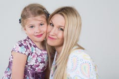 En mjuk stående av en moder och en dotter royaltyfria bilder En mjuk stående av en moder och en dotter royaltyfria bilder