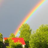 En mångfärgad regnbåge mot himlen dubbel regnbåge Si för gud` s royaltyfri foto En mångfärgad regnbåge mot himlen dubbel regnbåge Si för gud` s royaltyfri foto