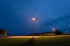 En natt i parkera Sena Autumn Night i parkera Blå himmel och att parkera gränden fotografering för bildbyråer En natt i parkera Sena Autumn Night i parkera Blå himmel och att parkera gränden fotografering för bildbyråer