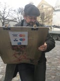 En parisisk konstnär på arbete royaltyfria bilder En parisisk konstnär på arbete royaltyfria bilder