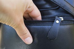 En Person Stealing Purse From Handbag arkivfoton En Person Stealing Purse From Handbag arkivfoton
