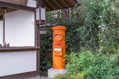En röd stolpeask i den gamla staden eller de gamla byggnaderna av Magome av N royaltyfri bild En röd stolpeask i den gamla staden eller de gamla byggnaderna av Magome av N royaltyfri bild