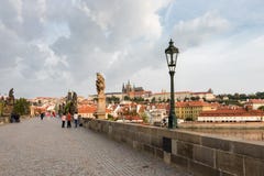 En sagasikt från Charles Bridge av de historiska byggnaderna i Prague arkivbild En sagasikt från Charles Bridge av de historiska byggnaderna i Prague arkivbild
