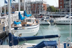 En samling av yachter i den Portsmouth hamnen royaltyfri fotografi En samling av yachter i den Portsmouth hamnen royaltyfri fotografi