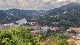En sikt från ovannämnt av staden av Kandy Sri Lanka Royaltyfria Bilder En sikt från ovannämnt av staden av Kandy Sri Lanka Royaltyfria Bilder