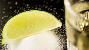 En skiva av limefrukt på salt i fokus arkivbilder En skiva av limefrukt på salt i fokus arkivbilder