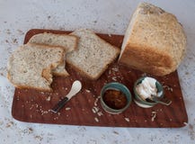 En smaklig och sund frukost i en trätabell över en vit bakgrund royaltyfria bilder En smaklig och sund frukost i en trätabell över en vit bakgrund royaltyfria bilder