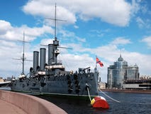 `en St Petersburg för kryssare`-morgonrodnad royaltyfri foto `en St Petersburg för kryssare`-morgonrodnad royaltyfri foto