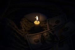 En stearinljus, en ljus kula, dollar på en varm halsduk royaltyfria bilder En stearinljus, en ljus kula, dollar på en varm halsduk royaltyfria bilder