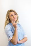 En studentenmeisje die, het benieuwd zijn, het denken opstaan kijken royalty-vrije stock foto En studentenmeisje die, het benieuwd zijn, het denken opstaan kijken royalty-vrije stock foto