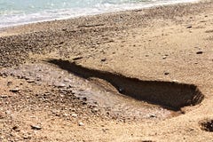 En sötvattenvår flödar från stranden fotografering för bildbyråer En sötvattenvår flödar från stranden fotografering för bildbyråer