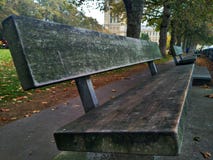 En träbänk på banken av flodThemsen London Storbritannien royaltyfri foto En träbänk på banken av flodThemsen London Storbritannien royaltyfri foto