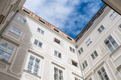 En typisk traditionell Wien byggnadsborggård, med en blått s arkivbilder En typisk traditionell Wien byggnadsborggård, med en blått s arkivbilder