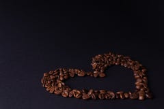 En un corazón oscuro del contorno del fondo del café en la esquina derecha imagen de archivo libre de regalías En un corazón oscuro del contorno del fondo del café en la esquina derecha imagen de archivo libre de regalías