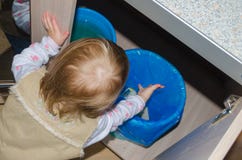 En un cubo de limpiar al niño de la basura imágenes de archivo libres de regalías En un cubo de limpiar al niño de la basura imágenes de archivo libres de regalías