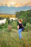 En ung flicka beundrar naturen under solnedgången Sund livsstil royaltyfria bilder En ung flicka beundrar naturen under solnedgången Sund livsstil royaltyfria bilder