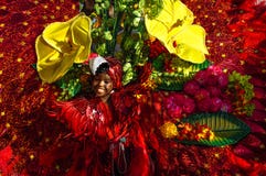En ung flicka visar den rika floran och faunorna i Trinidad och Tobago En ung flicka visar den rika floran och faunorna i Trinidad och Tobago