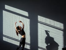 En ung flicka är förlovad i modern dans för jazz i korridoren arkivbild En ung flicka är förlovad i modern dans för jazz i korridoren arkivbild