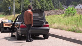 En ung man sätter ett nöd- tecken En ung man sätter ett nöd- tecken