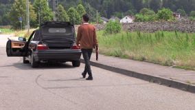 En ung man sätter ett nöd- tecken En ung man sätter ett nöd- tecken
