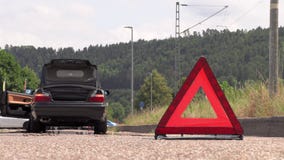 En ung man sätter ett nöd- tecken En ung man sätter ett nöd- tecken