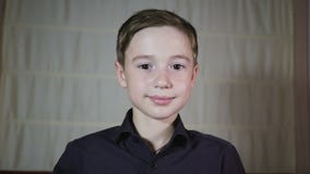 En ung pojke som ger en virtuell verklighethörlurar med mikrofon lager videofilmer En ung pojke som ger en virtuell verklighethörlurar med mikrofon lager videofilmer