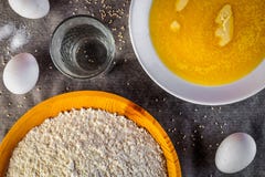 En uppsättning av nya ingredienser som gör en mjuk fluffig deg royaltyfria foton En uppsättning av nya ingredienser som gör en mjuk fluffig deg royaltyfria foton
