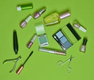 En uppsättning av skönhetsmedel för att applicera makeup på en grön bakgrund What& x27; s i women&en x27; kosmetisk påse för s? Royaltyfria Bilder En uppsättning av skönhetsmedel för att applicera makeup på en grön bakgrund What& x27; s i women&en x27; kosmetisk påse för s? Royaltyfria Bilder