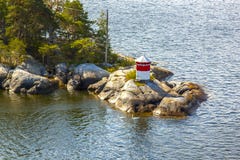 En varningsfyr på kustlinjen i den svenska skärgården förutom Stockholm royaltyfri foto En varningsfyr på kustlinjen i den svenska skärgården förutom Stockholm royaltyfri foto