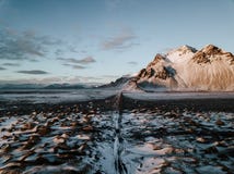 En väg i Stokksnes, Island på solnedgången arkivbilder En väg i Stokksnes, Island på solnedgången arkivbilder