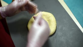 En älskvärd flicka som gör en kaka i ett bageri stock video En älskvärd flicka som gör en kaka i ett bageri stock video
