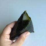 En ‘Onikiri’ i en damhand traditionell matjapan fotografering för bildbyråer En ‘Onikiri’ i en damhand traditionell matjapan fotografering för bildbyråer