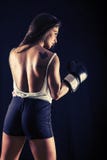 Encaixotamento forte da jovem mulher fotografia de stock Encaixotamento forte da jovem mulher fotografia de stock