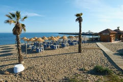 Encalhe a barra em Marbella com palmtrees e redes imagens de stock royalty free Encalhe a barra em Marbella com palmtrees e redes imagens de stock royalty free