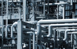 Encanamentos e opinião das torres da refinaria de petróleo e gás imagens de stock Encanamentos e opinião das torres da refinaria de petróleo e gás imagens de stock