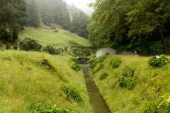 Encante de un canal del underearth en la caldera de Sete Cidades en el sao Miguel Island, Azores fotografía de archivo Encante de un canal del underearth en la caldera de Sete Cidades en el sao Miguel Island, Azores fotografía de archivo