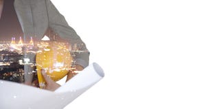 Encargado de la construcción que sostiene el casco de seguridad y que mira el bl imagen de archivo Encargado de la construcción que sostiene el casco de seguridad y que mira el bl imagen de archivo