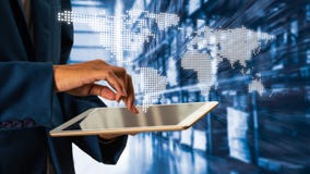 Encargado del hombre de negocios que usa el control y el control de la tableta para los trabajadores con logística comercial mode foto de archivo Encargado del hombre de negocios que usa el control y el control de la tableta para los trabajadores con logística comercial mode foto de archivo