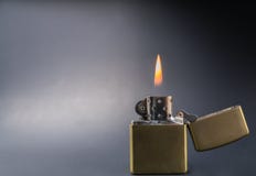 Encendedor del estilo del oro del vintage con cierre de la llama para arriba foto de archivo libre de regalías Encendedor del estilo del oro del vintage con cierre de la llama para arriba foto de archivo libre de regalías