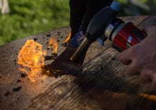 Encimera de la limpieza de la pintura vieja con el fuego carpintería, restauración de los muebles viejos fotografía de archivo Encimera de la limpieza de la pintura vieja con el fuego carpintería, restauración de los muebles viejos fotografía de archivo