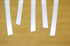 Encimera de madera vacía de la barra con la falta de definición del café-restaurante en foco selectivo del fondo oscuro de la noc imagen de archivo libre de regalías Encimera de madera vacía de la barra con la falta de definición del café-restaurante en foco selectivo del fondo oscuro de la noc imagen de archivo libre de regalías