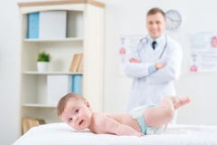 Encontro infantil bonito no sofá no hospital imagem de stock Encontro infantil bonito no sofá no hospital imagem de stock
